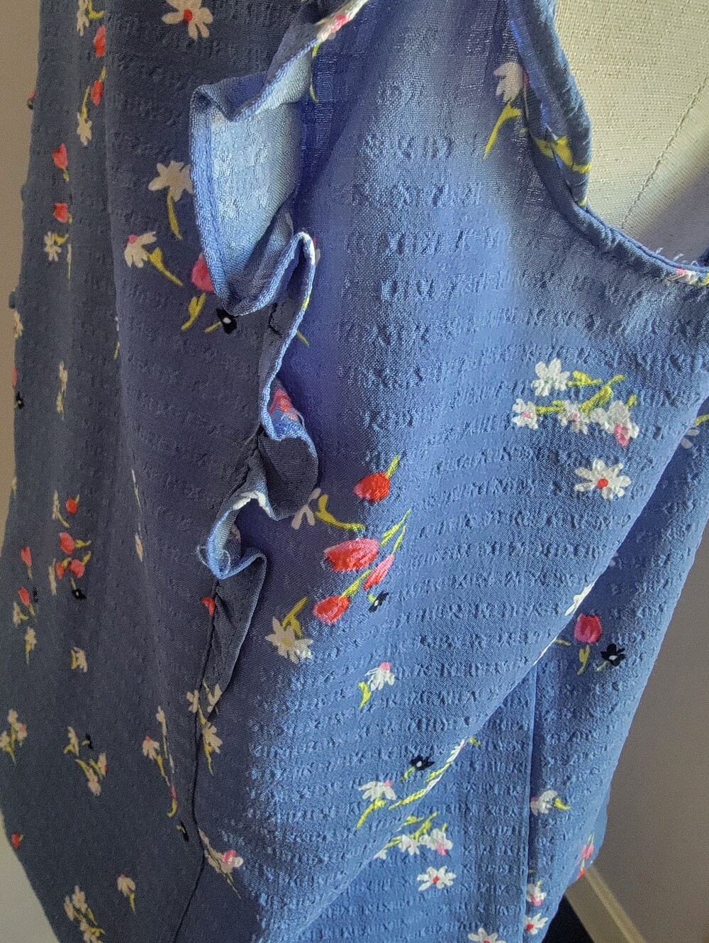 LOFT Blue Floral Ruffle Tie-Neck Blouse Size Medium - Picture 6 of 9